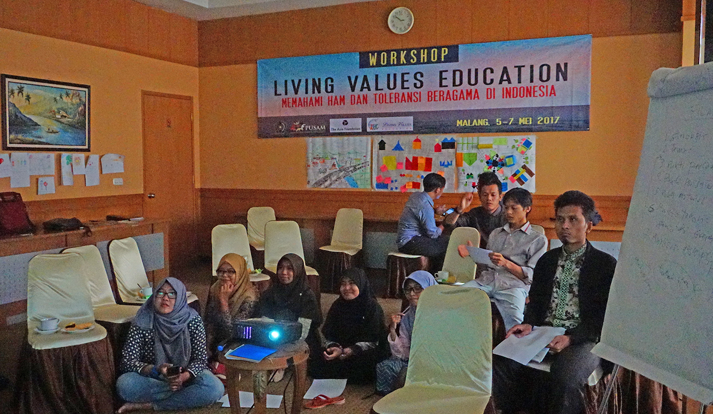 The Students of Postgraduate Program (PPs) University of Muhammadiyah Malang (UMM)  watching films